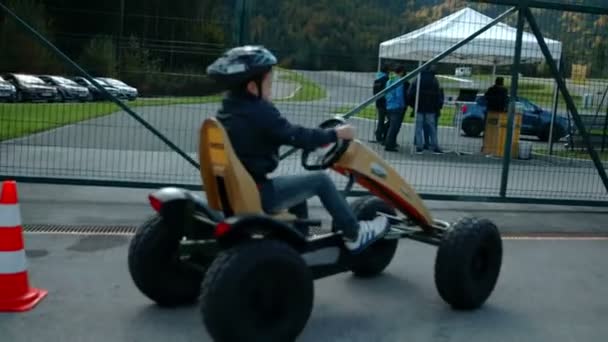 男孩骑在小卡丁车 — 图库视频影像