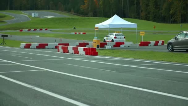 Motocyklista jeździ na torze na rywalizacji sportowej — Wideo stockowe