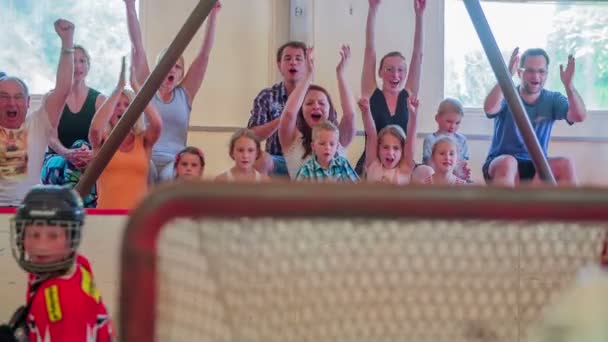 Los padres son felices durante el entrenamiento de hockey — Vídeos de Stock