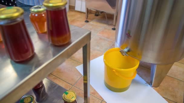 Man is getting honey from a barrel — Stock Video