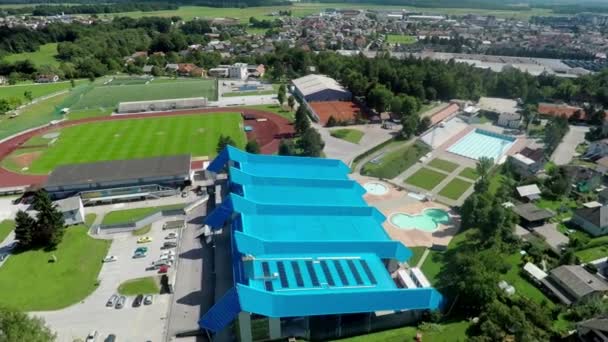 Vue sur toit bleu avec panneaux solaires — Video