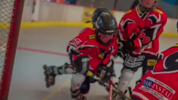 Jóvenes jugadores de hockey sobre entrenamiento de hockey — Vídeo de stock