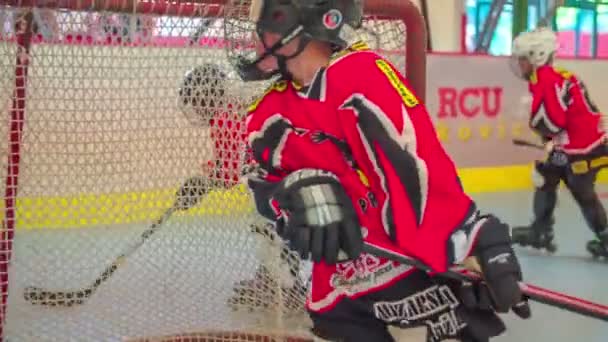 Los niños están entrenando hockey sobre entrenamiento de hockey — Vídeos de Stock