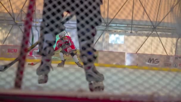 Objetivo hombre está tratando de defender la meta durante el entrenamiento de hockey — Vídeos de Stock