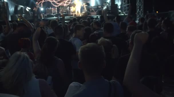 Una folla enorme sta assistendo ad un concerto rock — Video Stock