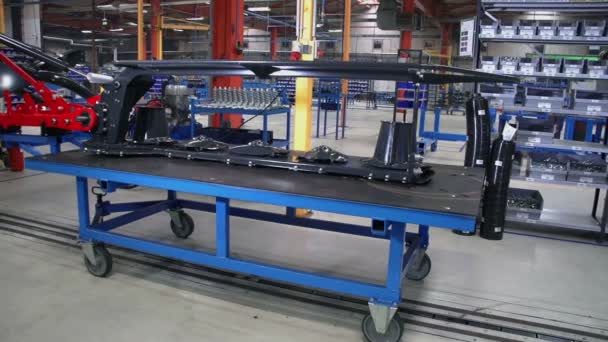 Machine op een transportband — Stockvideo