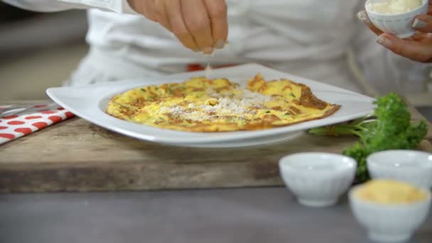 把奶酪的炊具 — 图库视频影像