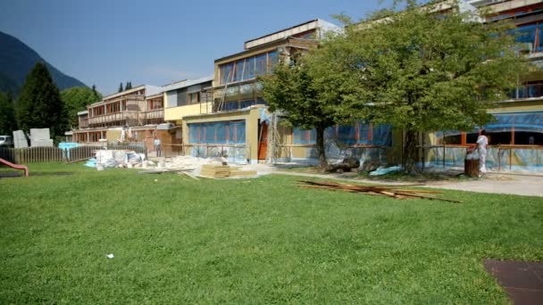 Edificio que se encuentra en una hermosa ubicación — Vídeos de Stock