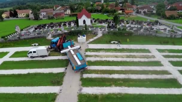 Cruz de hormigón ha sido traída — Vídeo de stock