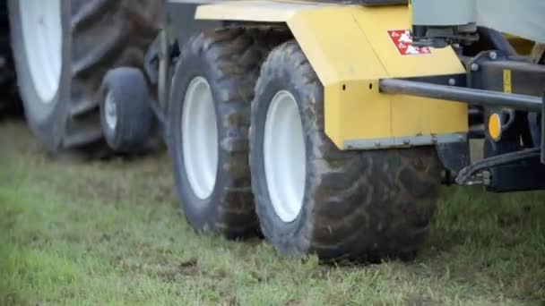 Tractor conduciendo en el campo — Vídeos de Stock