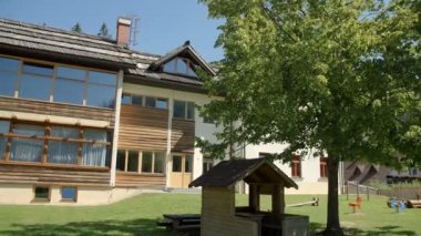 Kırsal okul bahçesi ile güzel bir konuma sahiptir