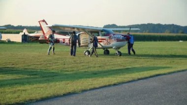 Gökyüzü dalgıçlar üzerinde küçük bir uçak alıyorsanız