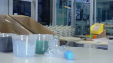  farklı renk plastik parçalar