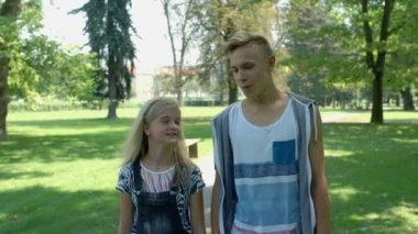 parkta yürüyüş aşık gençler 