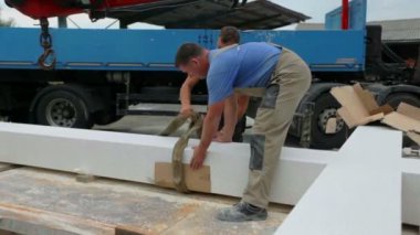 işçiler büyük bir haç kaldırma 