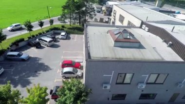Bir sokak yanında bulunan büyük şirketin bina