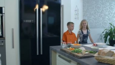 Çocuk yemek odasına geliyor