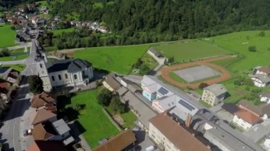 bahçesi ile kırsal köy görüntüleyin