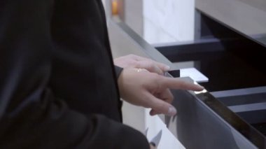 Ekipman mutfak deposundaki bir adam olup olmadığını denetler