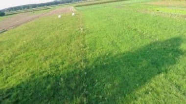 skydiver çimenlerin üzerinde açılış