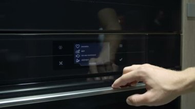 Ekipman mutfak deposundaki bir adam olup olmadığını denetler
