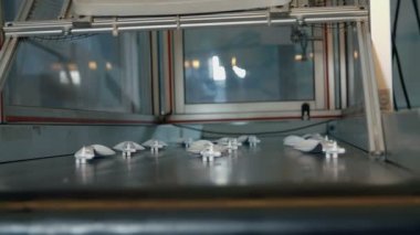 Konveyör bant üzerinde plastik kaşık