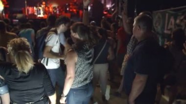 insanlar kalabalık ve bir rock konserinde eğleniyorlar