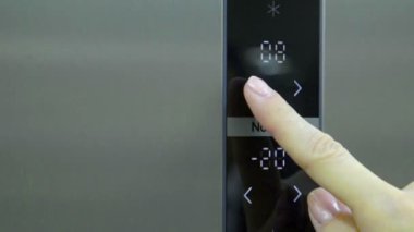 Ekipman mutfak deposundaki bir adam olup olmadığını denetler