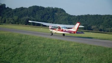 küçük Uçak piste yavaş yavaş hareket ediyor