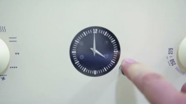 Ekipman mutfak deposundaki bir adam olup olmadığını denetler