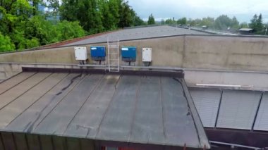 Okul güzel bir konuma üzerinde güneş enerjisiyle