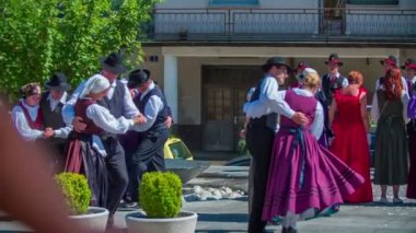 geleneksel düğününde dans dansçılar