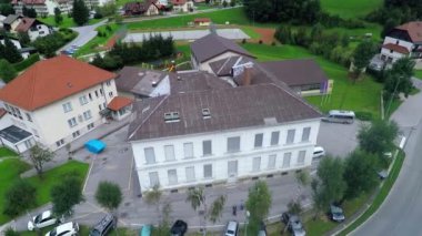 küçük bir kasaba ortasında yer alan okul