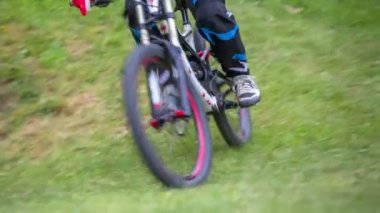 Cycler profesyonel bisikletle bisiklete biner
