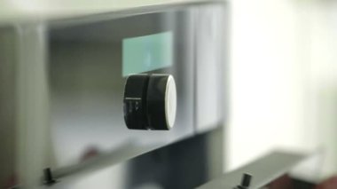 Ekipman mutfak deposundaki bir adam olup olmadığını denetler 