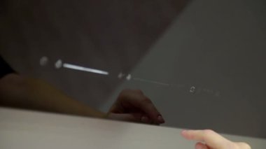 Ekipman mutfak deposundaki bir adam olup olmadığını denetler