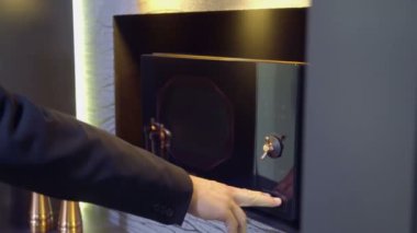 Ekipman mutfak deposundaki bir adam olup olmadığını denetler