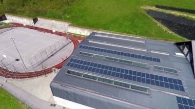 Güneş panelleri ile çevre dostu spor salonu