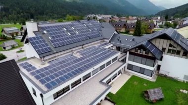 okul çatısında güneş panelleri ile göster