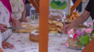 kadınlar üzerinde rustik Fuarı tatlılar kesme