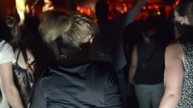 insanlar kalabalık ve bir rock konserinde eğleniyorlar