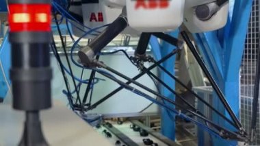   plastik parçalar alarak robotlar 