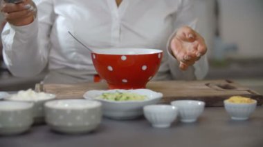 Malzemeler fincan içine koyarak Ocak
