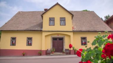 Güzel eski köy evi