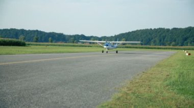 bir çim üzerinde gökyüzü dalgıçlar ile uçak indi