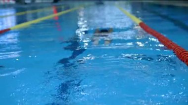 Yüzme havuzunda dalış kadın