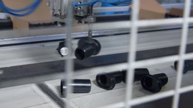  Robot iki küçük plastik parça alıyor