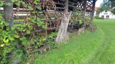 bir köy tarafında yer alan hayrack