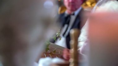 gelin düğün töreni sırasında onun el fan kullanıyor