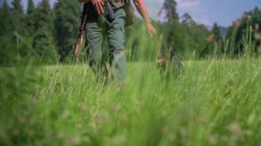 Avcı küçük yaban hayvanları için arıyor